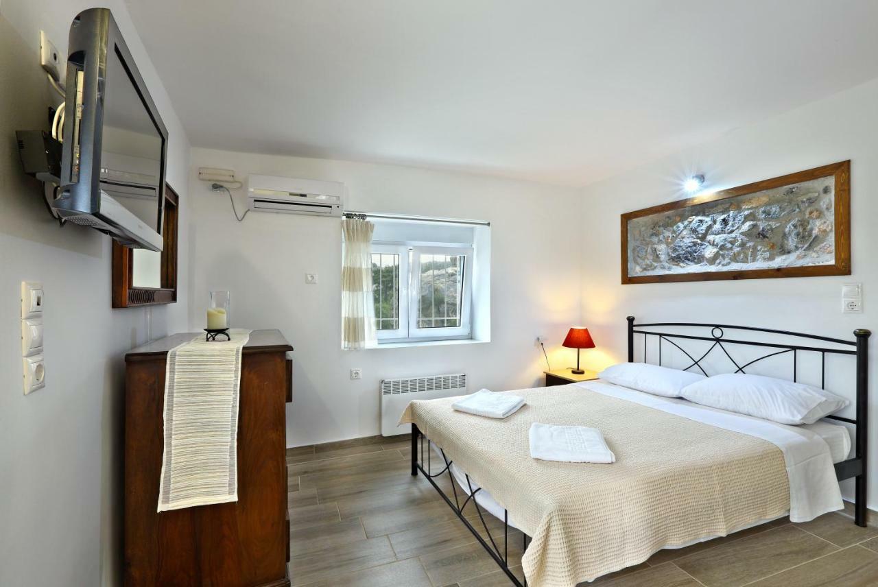 Villa M - Villa With Private Pool And Yard Anatolí エクステリア 写真